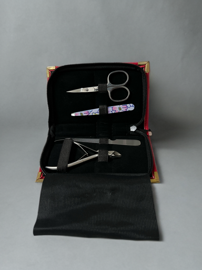 Mini Kit Manucure 4 Pièces – Trousse Rouge Élégante